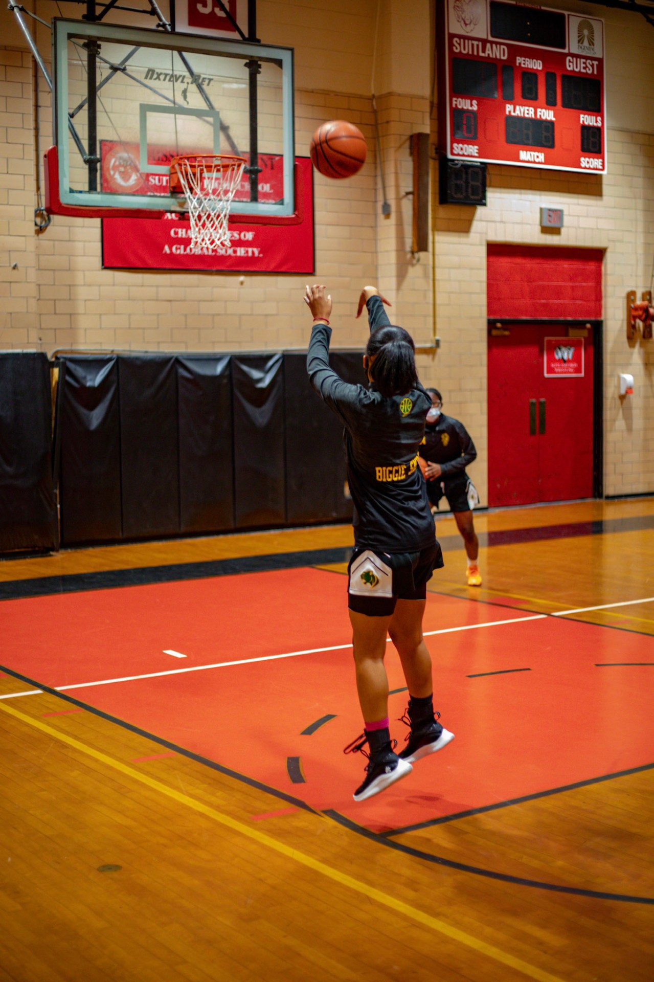 Biggie pulling up for the jumper